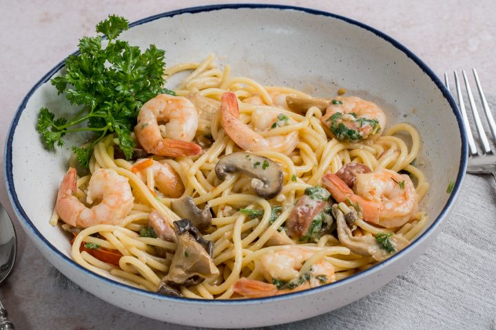 Seafood-Pasta-Recipe-White-Wine-with-garnish-45-close-up